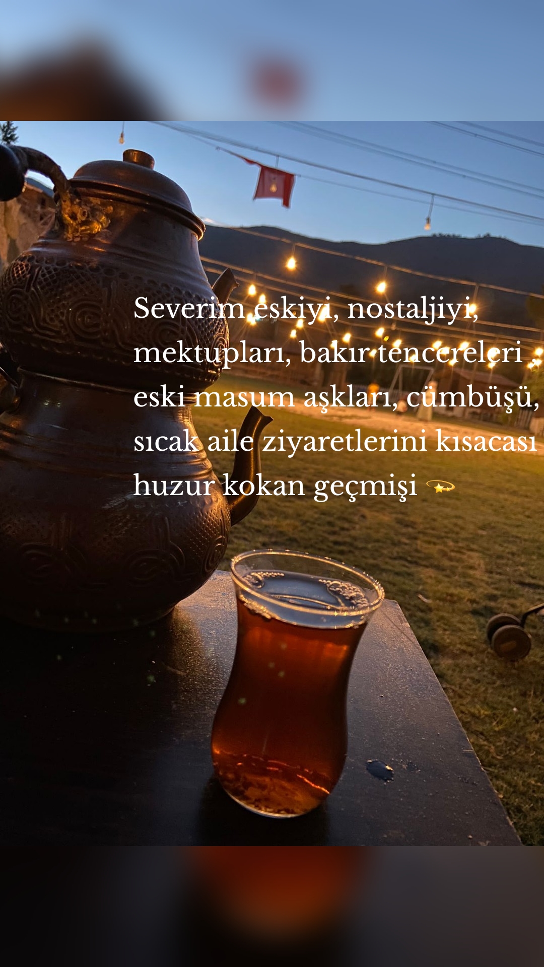 Severim eskiyi, nostaljiyi, mektupları, bakır tencereleri , eski masum aşkları, cümbüşü, sıcak aile ziyaretlerini kısacası huzur kokan geçmişi 💫 